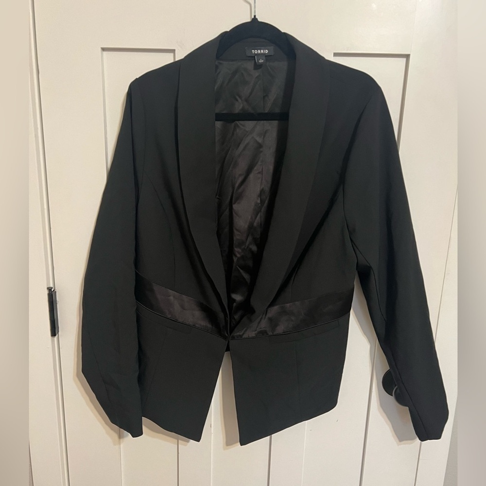 Torrid Black Classic Blazer Size 1X with Satin Trim worn Open or one Clasp